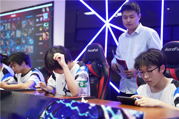 恭喜！我校学生代表队荣获2023 年“迎亚运”新华电脑教育王者荣耀电竞对抗赛亚军