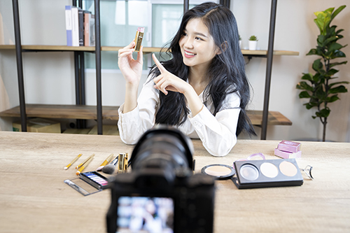 1758700363129499.jpg 花瓣素材_图像,青年人,显示器,女性,电视摄像机,亚洲,商务,博客,一个人,泰国_1646036.jpg