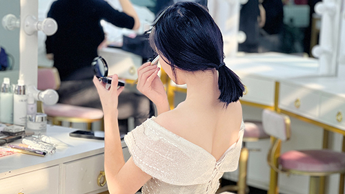 学美妆直播好找工作吗？